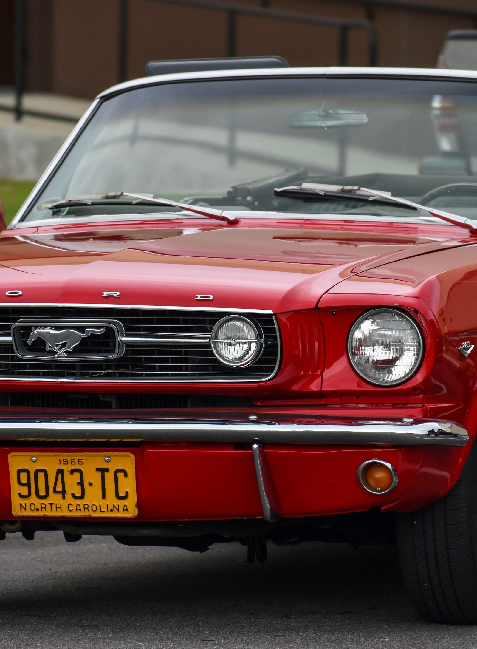 Ford Mustang rouge, carrosserie brillante