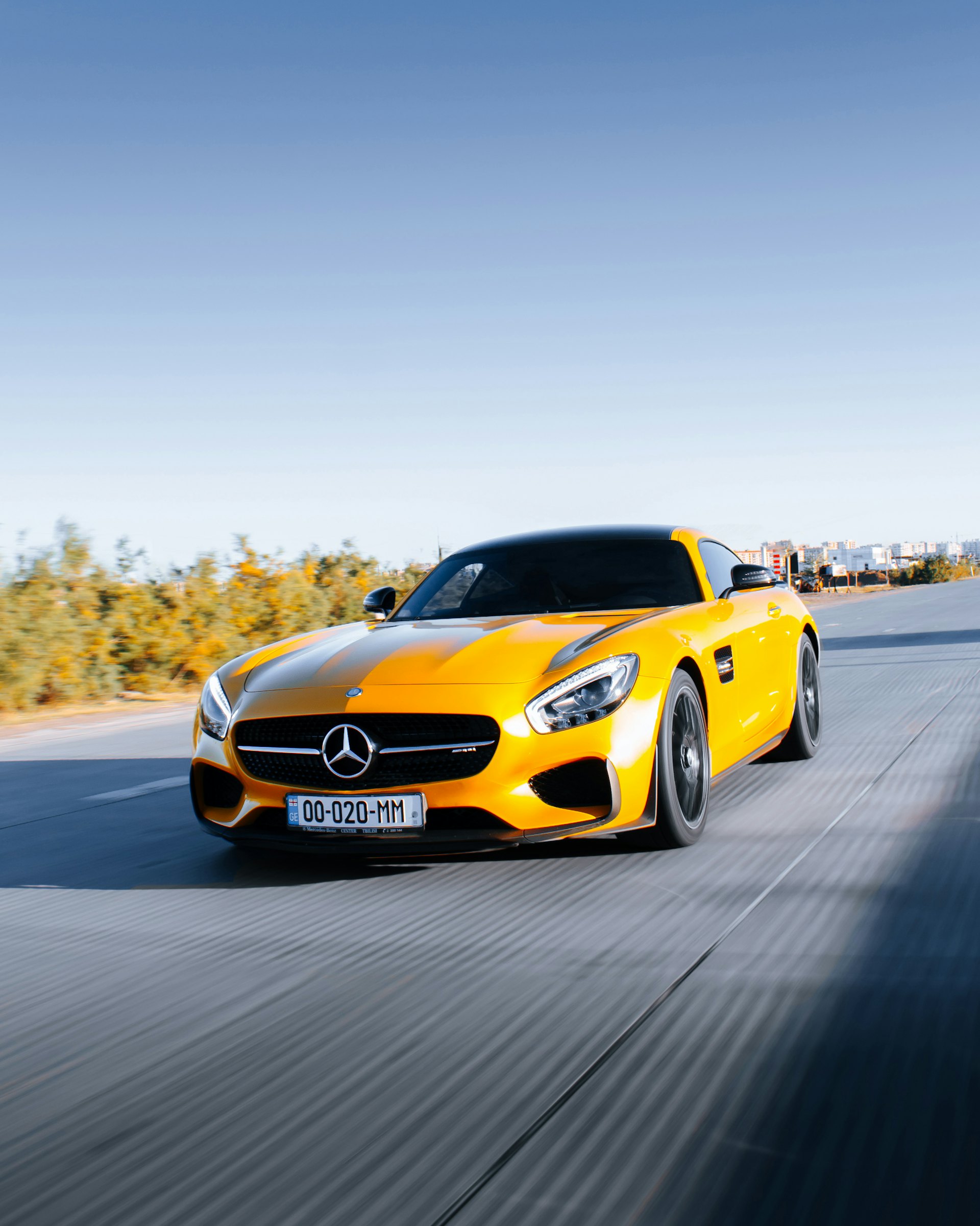 Voiture sport jaune