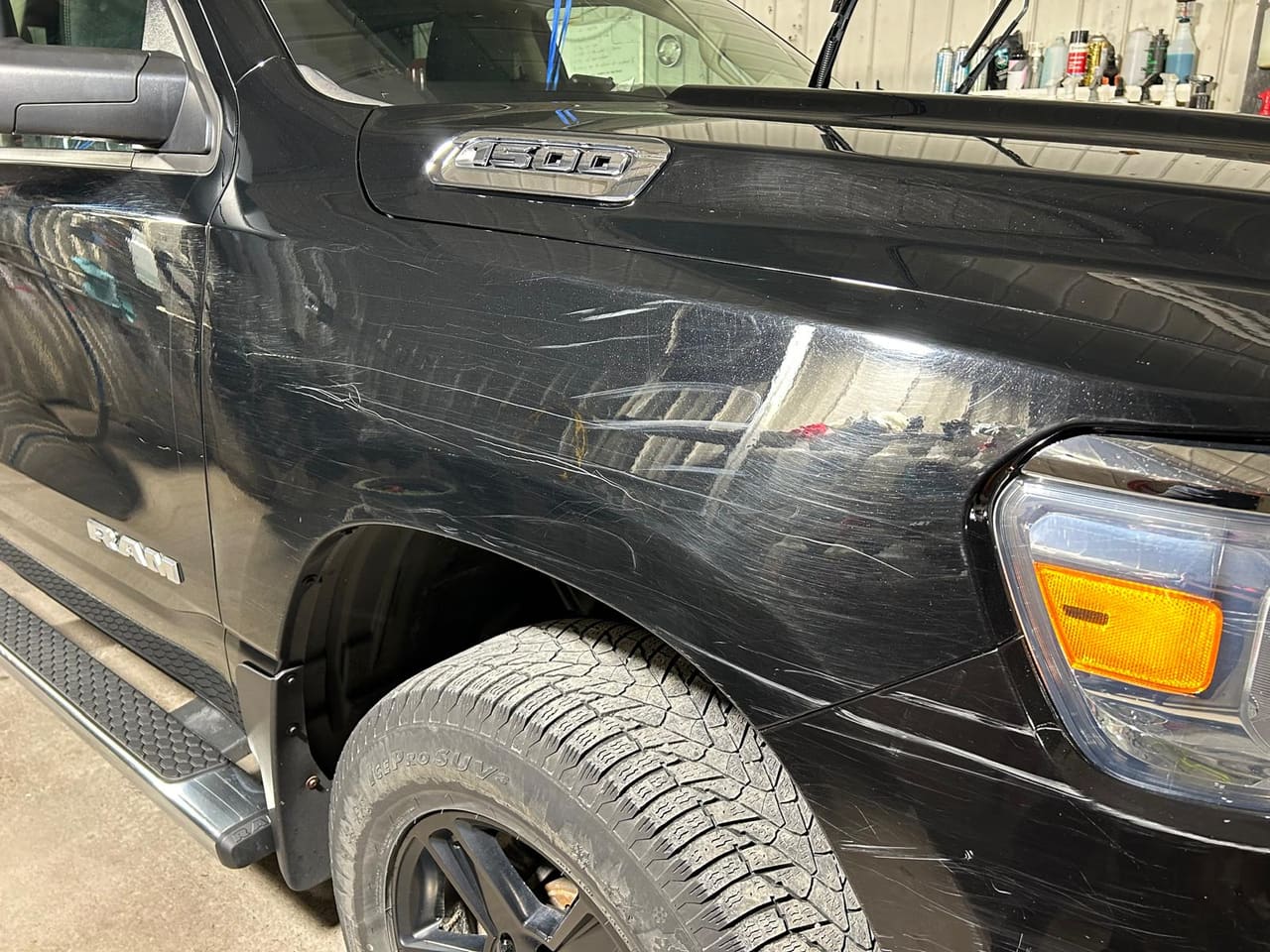 Aile avant d’un RAM 1500 noir, couverte de rayures et de micro-rayures